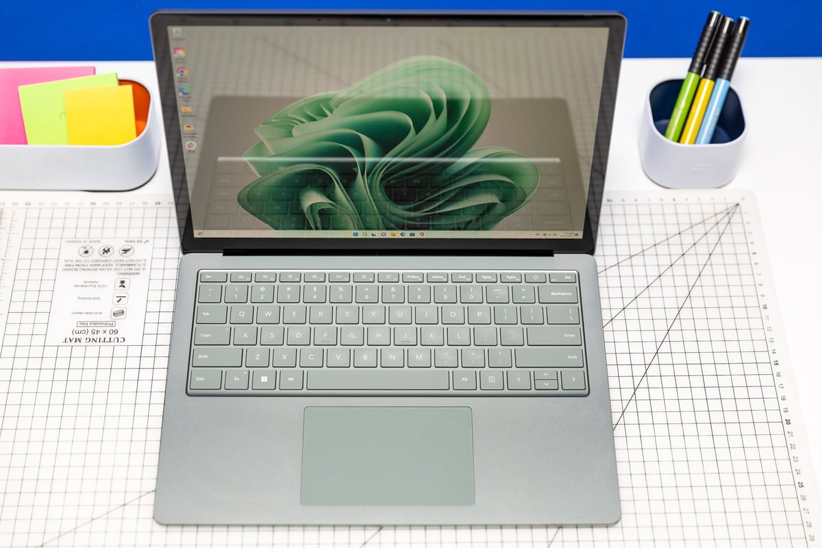 Laptop Windows Terbaik Turun Harga: Microsoft Surface Laptop 5 dan Intel Pro 9